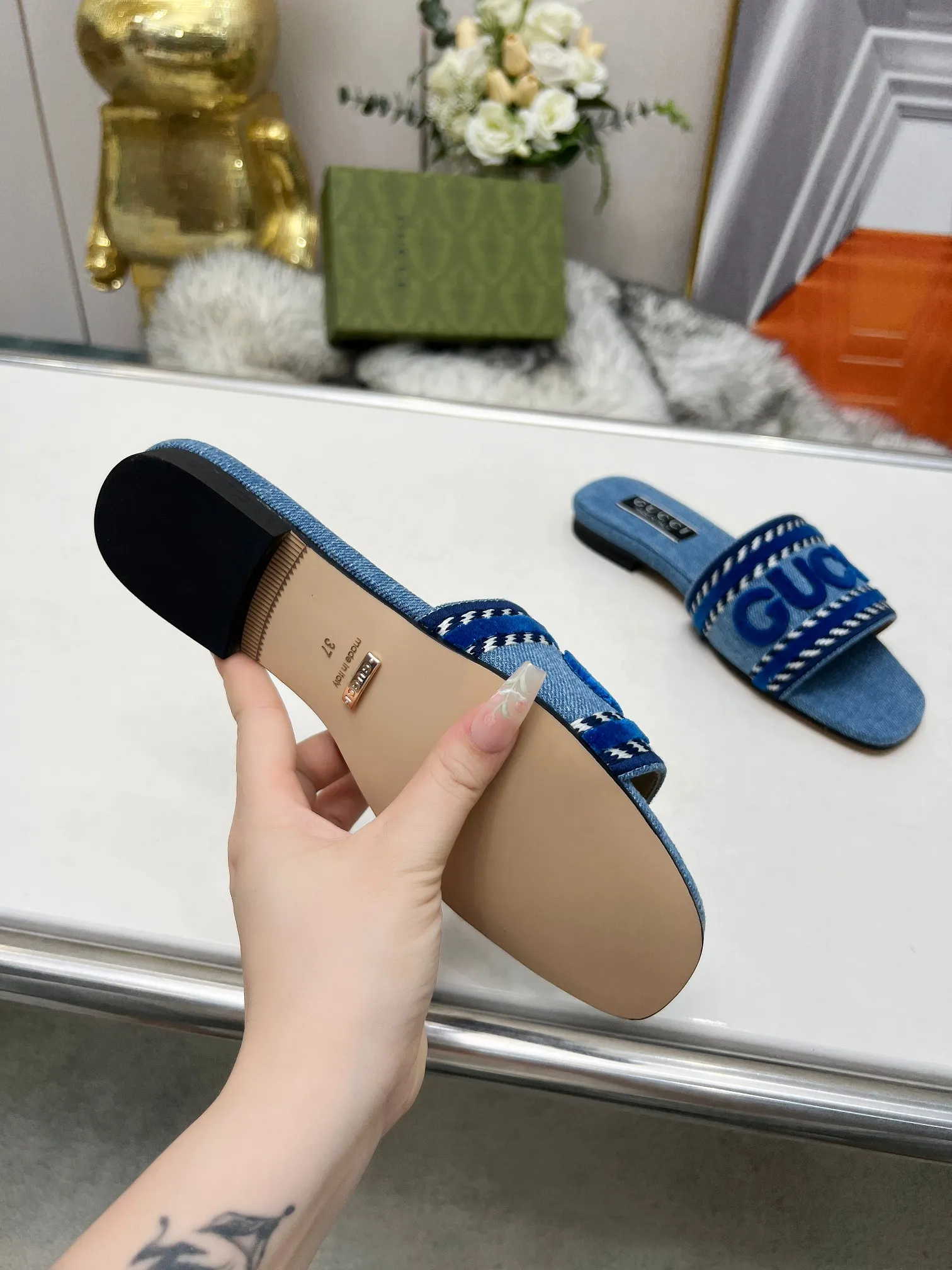 👟👟Ex-factory price 340👟👟 Genuine leather sole 200 Gucci 2024/Spring and summer new electric embroidery flat slippers hot style online —————————————— Perfect interpretation! The original development supports any comparison in the market! Carefully crafted materials! Months in the making! The pattern is extremely beautiful! Unique charm. The fabric is made from the original one-to-one ratio! Flash sale market free version! The thorn lines and three-dimensional effect are full! High-end and high-end Factory No.: 828-16 ꫛꫀꪝ Go➫ Materials: ❶ Upper: Electric embroidery environmentally friendly washed denim fabric ❷ Feet: imported sheepskin, lining sheepskin. ❸Outsole! Original Italian leather outsole ➕ Rubber outsole ........................................ ♡Size: 35-44 ♡Colour: 1cm